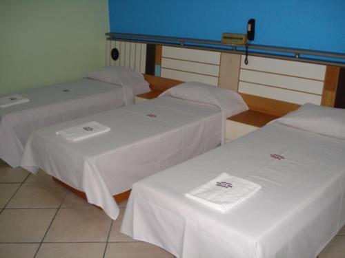 Standard Triple Room image 2