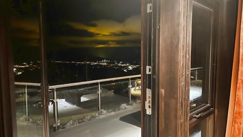 Trilodge - Unique cabin with high standard, views, ski in & out, attractive location