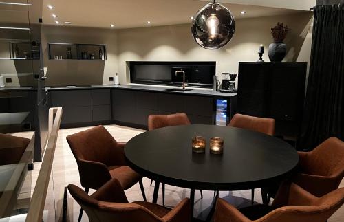 Trilodge - Unique cabin with high standard, views, ski in & out, attractive location