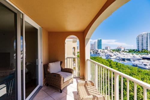 BnB Hyperion - 3B Gem w Golf & Intracoastal Views in Miami, USA