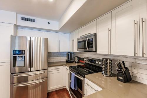 Uhost AI | 3BR Oasis | Pool, Gym & Scenic Views