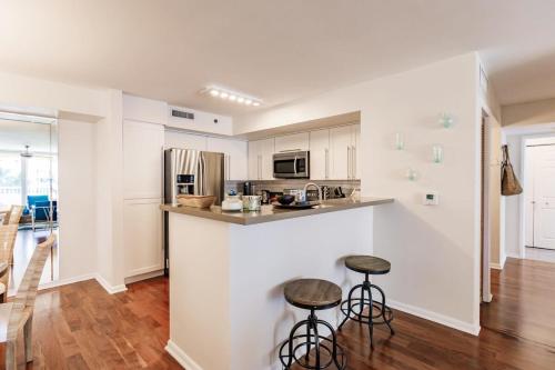 Uhost AI | 3BR Oasis | Pool, Gym & Scenic Views