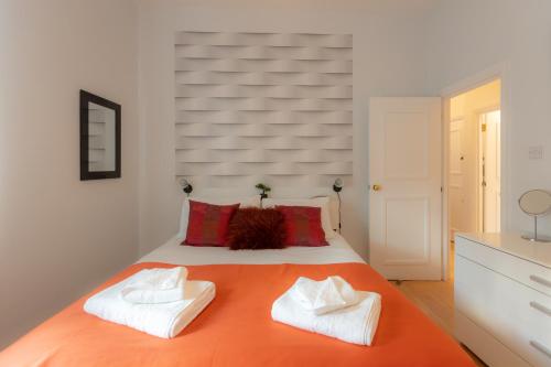 The Zenscape - Chic 2 Bedroom Apartment l Sleeps 6 with Sofa Bed l Central Location WiFi Nearby restaurants & Tesco l Perfect for Business & Leisure Travelers - image 6