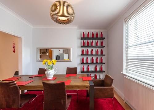 The Zenscape - Chic 2 Bedroom Apartment l Sleeps 6 with Sofa Bed l Central Location WiFi Nearby restaurants & Tesco l Perfect for Business & Leisure Travelers - image 3