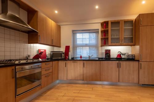 The Zenscape - Chic 2 Bedroom Apartment in Covent Garden l Sleeps 6 with Sofa Bed l Prime Location plus Free WiFi l Perfect for Business & Leisure Travelers l 15percent Off Weekly & 20percent Off Monthly Stays!, London (photo 4)