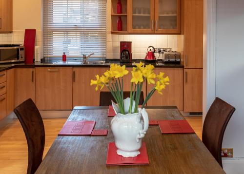 The Zenscape - Chic 2 Bedroom Apartment l Sleeps 6 with Sofa Bed l Central Location WiFi Nearby restaurants & Tesco l Perfect for Business & Leisure Travelers - image 5
