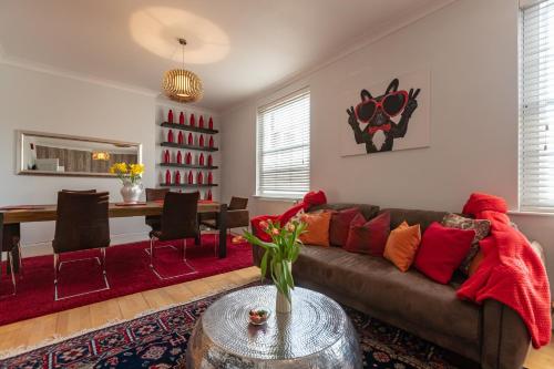 The Zenscape - Chic 2 Bedroom Apartment l Sleeps 6 with Sofa Bed l Central Location WiFi Nearby restaurants & Tesco l Perfect for Business & Leisure Travelers - image 13