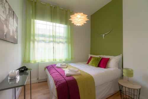 The Zenscape - Chic 2 Bedroom Apartment l Sleeps 6 with Sofa Bed l Central Location WiFi Nearby restaurants & Tesco l Perfect for Business & Leisure Travelers - image 10