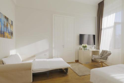 Deluxe Double or Twin Room image 8