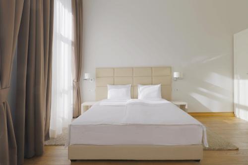 Deluxe Double or Twin Room image 6