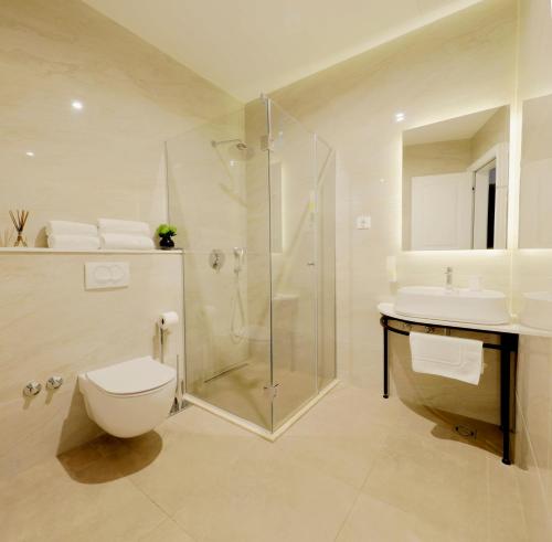 Deluxe Double or Twin Room image 10