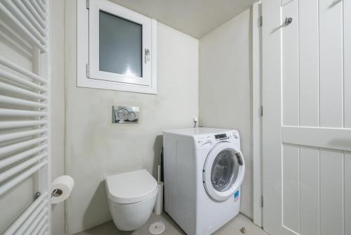 Pame Rentals - 2BD & 2BA Home, 4 Min to Acropolis, Athens (photo 7)