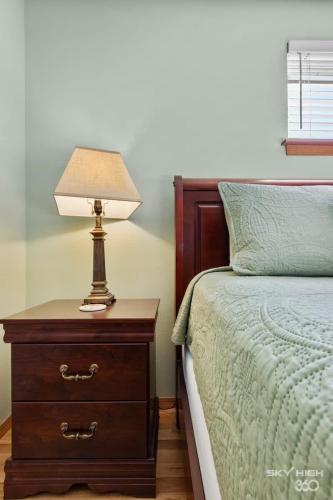 Cozy Quiet Retreat In The Woods - image 3