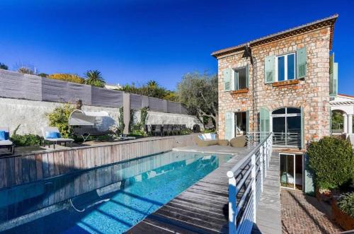 Villa de charme moderne avec piscine et vue mer