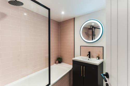 淋浴間, Feature Stone, Stunning Apartment, 2 x King Beds and Single, Sleeps 5 in 凱里堡