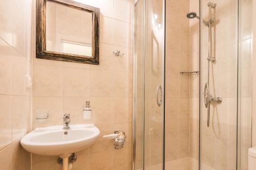 King Room image 6