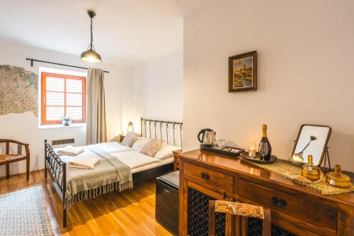 King Room image 3