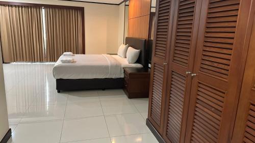 Omni Tower Sukhumvit Nana by Direct Rooms