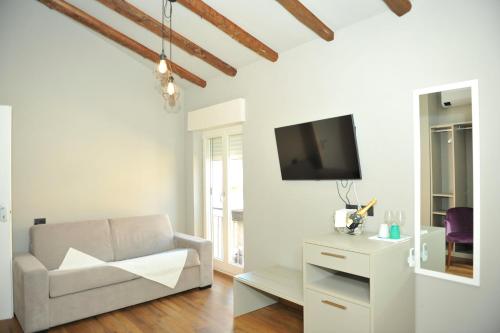 Family Room image 7