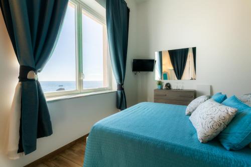 Deluxe Double Room with Sea View image 10