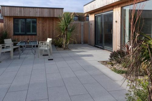 Coastal Courtyard with Hot Tub, Greatstone