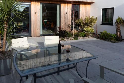 Coastal Courtyard with Hot Tub, Greatstone