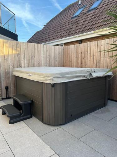 Coastal Courtyard with Hot Tub, Greatstone