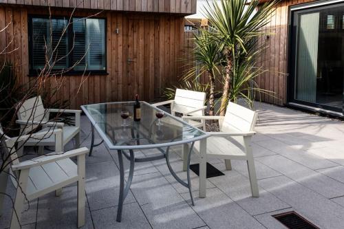 Coastal Courtyard with Hot Tub, Greatstone