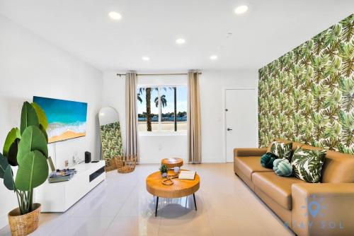 Free Parking - Bay View - Pool -Step To Beach in Hollywood, USA