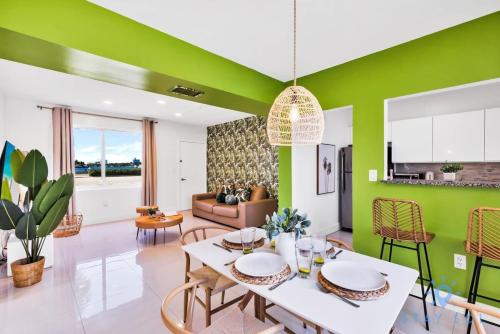 Free Parking - Bay View - Pool -Step To Beach in Hollywood, USA