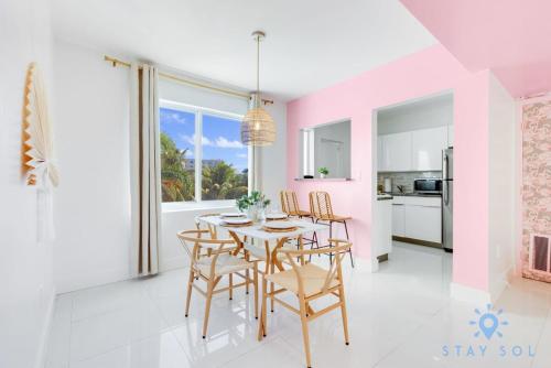 Free Parking, Bay View, Pool, Step To Beach in Hollywood, USA