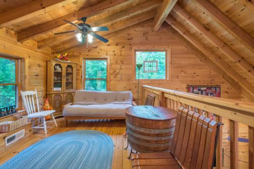 Firefly Lodge Private Log Cabin with Mountain Views! in Black Mountain, USA