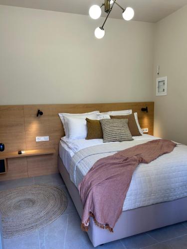 Living Yard Acropolis - main image