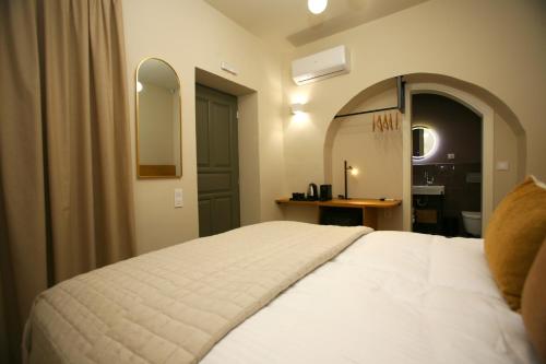 Living Yard Acropolis - image 11