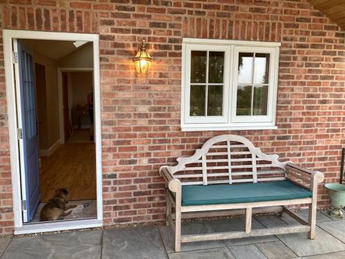 Hen House: Private annexe on stunning farm in Upper Broughton