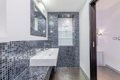 Starlight Luxury Rooms - image 9