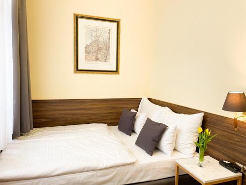 Small Double Room image 7