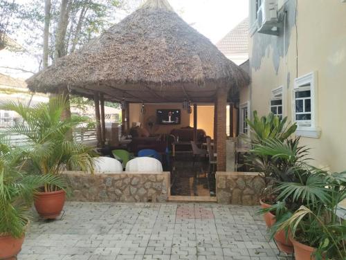 Pub/Lounge, Dazzle Hotels and Apartments Riverpark near Nnamdi Azikiwe nemzetközi repülőtér