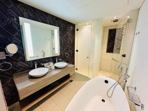 Hollywood Paramount Theme 3 Bedroom Suite - Ezytrac Vacation Homes - image 2