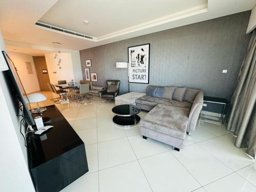 Hollywood Paramount Theme 3 Bedroom Suite - Ezytrac Vacation Homes - image 11