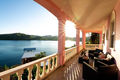 . El Palacio Rosa on Blue Lagoon 3BR Beachfront Suite on pristine & quiet bay w incredible views