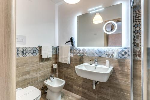 Standard Double or Twin Room with Balcony image 6
