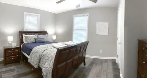 The Cottage House on the Blue Mile - Family Friendly, Close to GSU! thumb 2