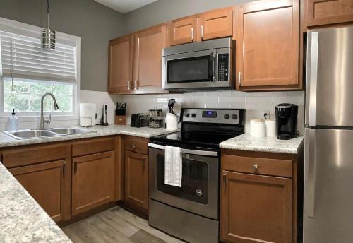 The Cottage House on the Blue Mile - Family Friendly, Close to GSU! thumb 3