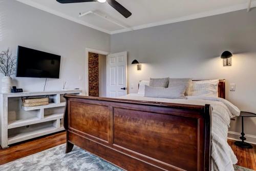 West End Loft - Downtown 5 min walk to River St