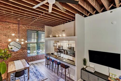 West End Loft - Downtown 5 min walk to River St