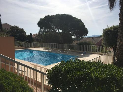 HYEGUY Appartement pour 3 personnes en rez de jardin avec piscine commune à Giens