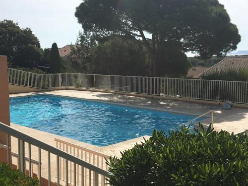 HYEGUY Appartement pour 3 personnes en rez de jardin avec piscine commune à Giens