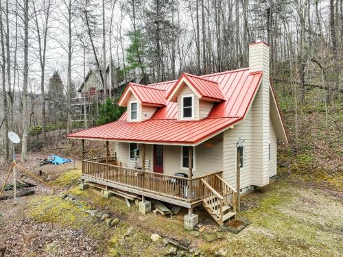 Santeetlah Lake Retreat with Dock Walk to Water! in Robbinsville, USA