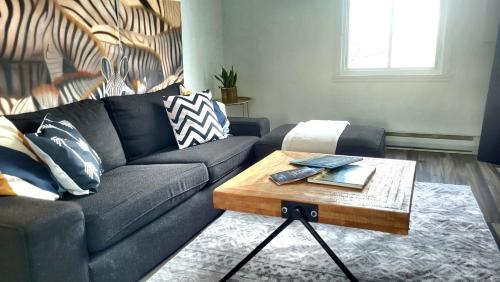 Cozy 2BR in VieuxLongueuil +parking 14min Downtown in Longueuil